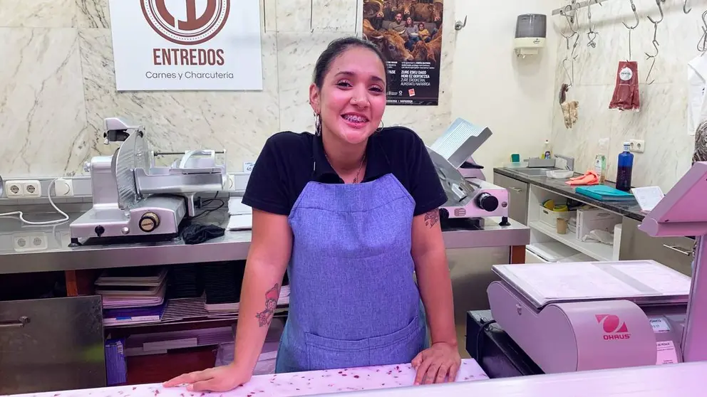 Betzabe Videla en su carnicer&iacute;a Entredos en el mercado del Ensanche de Pamplona. Navarra.com