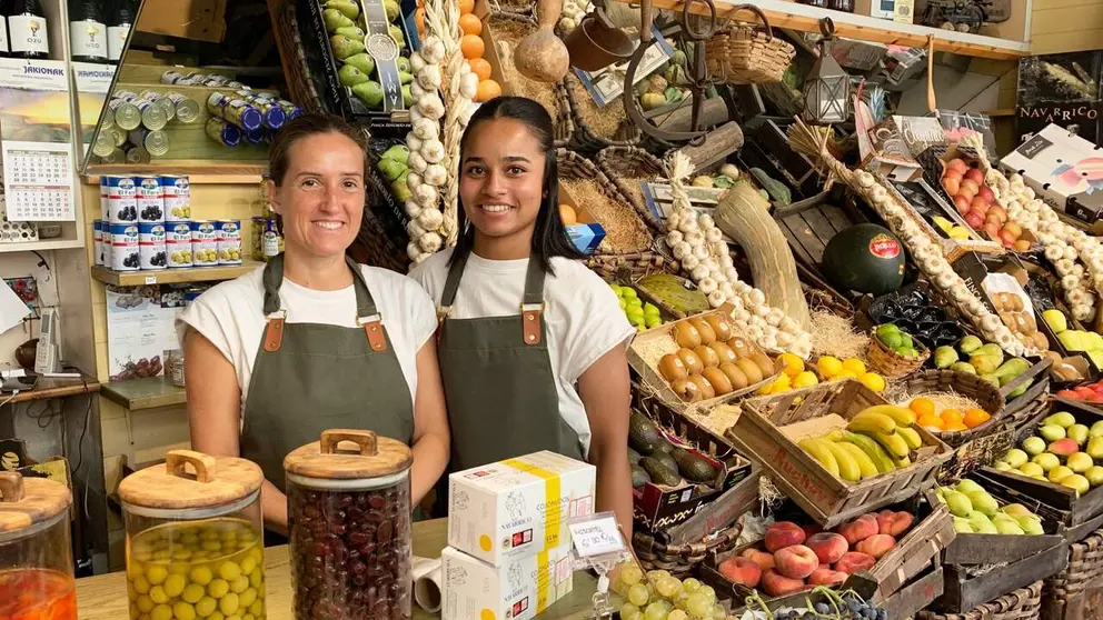 Roc&iacute;o y Vicky en la fruter&iacute;a Mar&iacute;a Garijo de Pamplona. Navarra.com