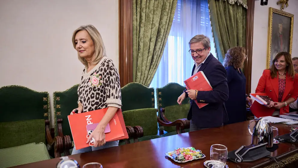 Cristina Ibarrola junto a Carlos Salvador, de UPN, durante la celebraci&oacute;n del pleno del Ayuntamiento de Pamplona. PABLO LASAOSA