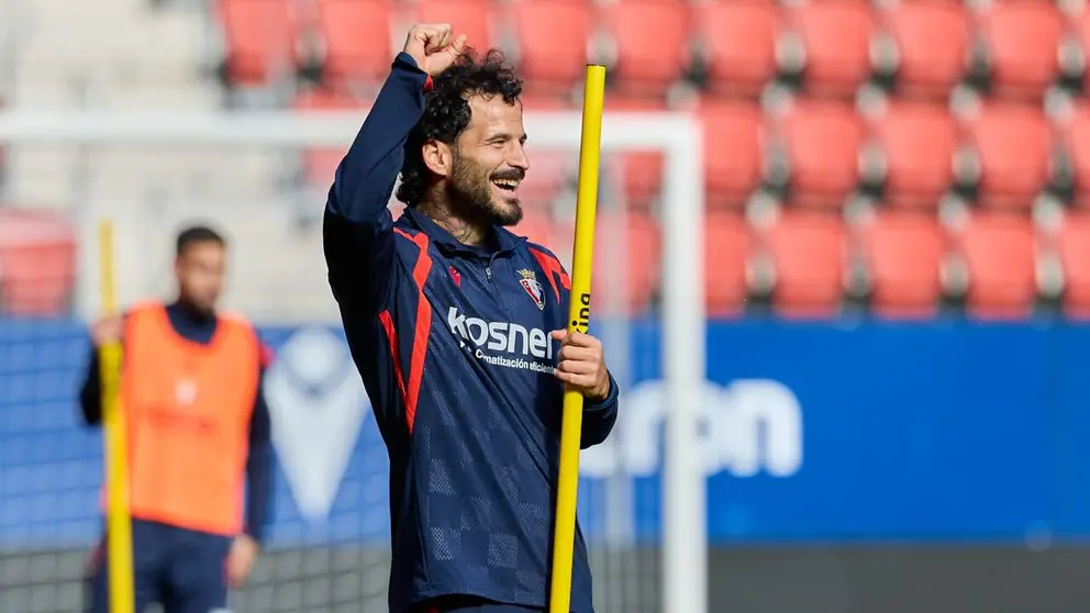 Rub&eacute;n Garc&iacute;a hace un gesto de triunfo en un entrenamiento en El Sadar. CA Osasuna.