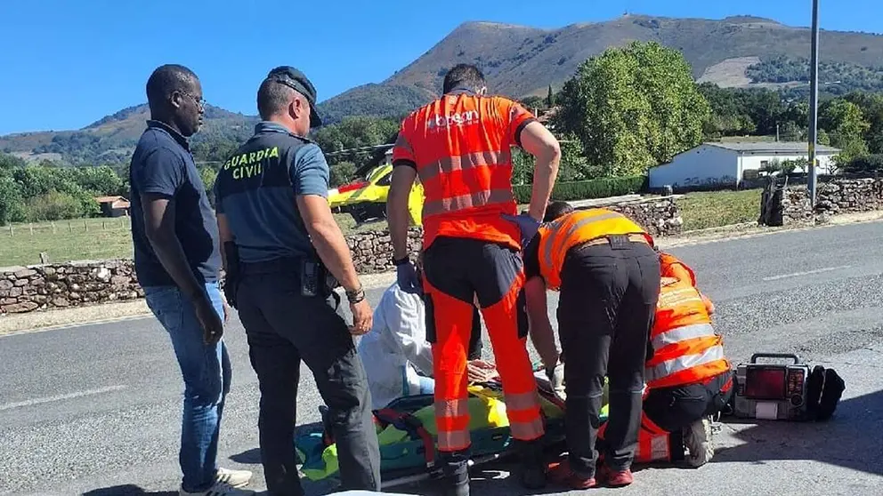 Atenci&oacute;n al herido en Bazt&aacute;n. GUARDIA CIVIL