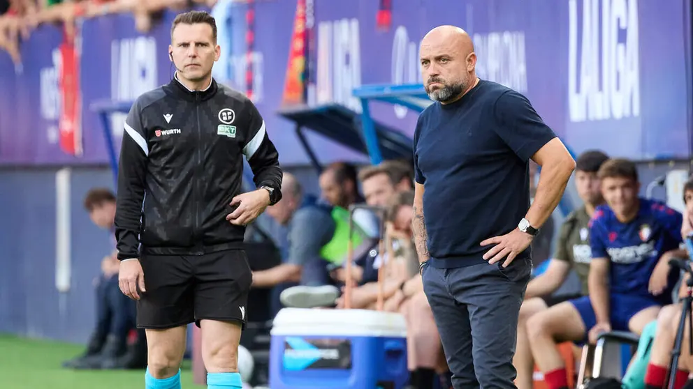 Sergio Escriche (Cuarto &Aacute;rbitro) (Izda) y Manolo Gonz&aacute;lez (Entrenador. ESP) (Dcha) durante el partido de LaLiga EA Sports entre CA Osasuna y RCD Espanyol disputado en el estadio de El Sadar en Pamplona. I&Ntilde;IGO ALZUGARAY