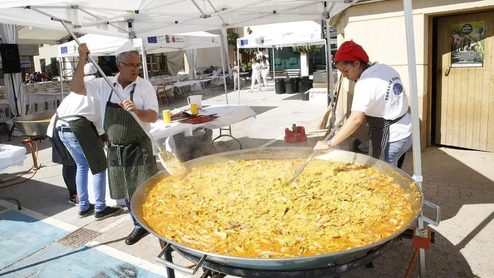 Varias personas preparan una paella en Arguedas. TURISMO DE NAVARRA
