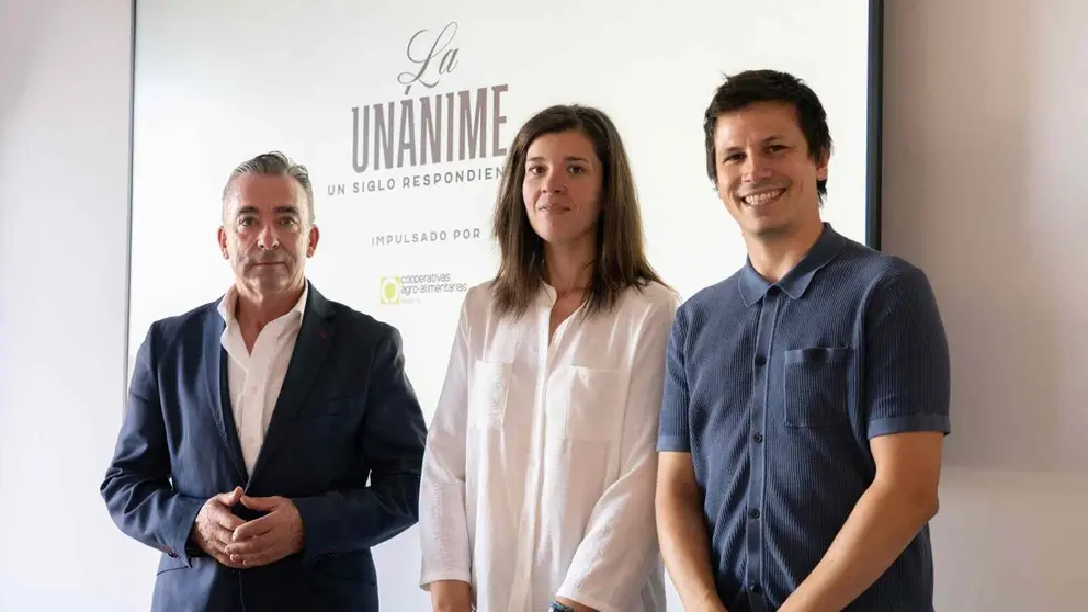Miguel Bujanda, Esther Burgui y Augusto Cressatti en la presentaci&oacute;n de "La Un&aacute;nime"