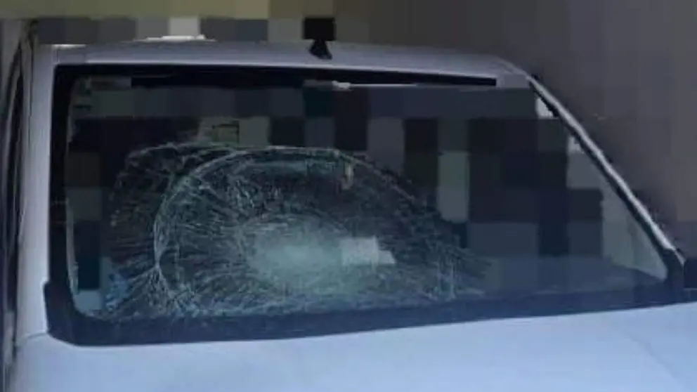 Estado en el que ha quedado la luna del coche del detenido tras el atropello. POLIC&Iacute;A FORAL