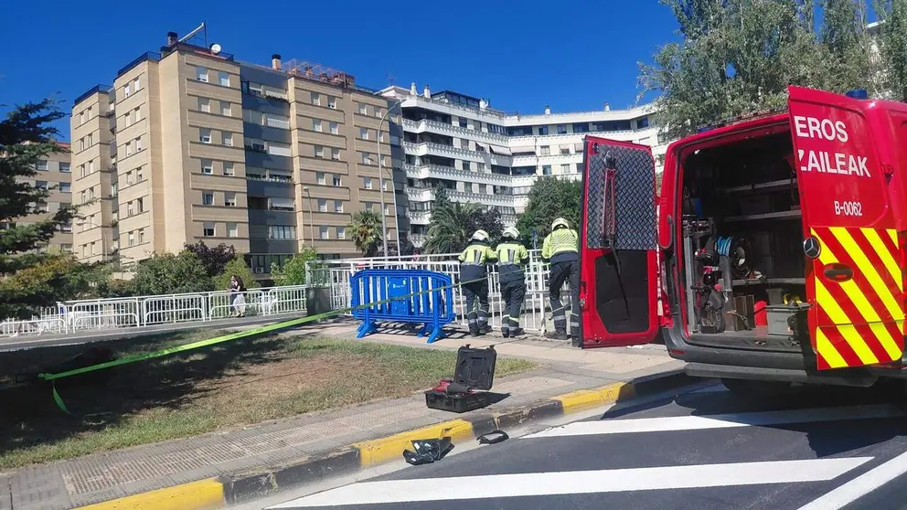 Los bomberos auxilian a la mujer herida tras precipitarse por la pasarela de Abejeras con su coche. NAVARRA.COM