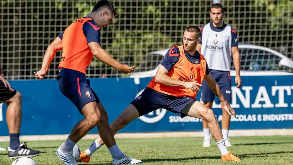Dubasin puga por el bal&oacute;n en un entrenamiento en Tajonar. CA Osasuna.