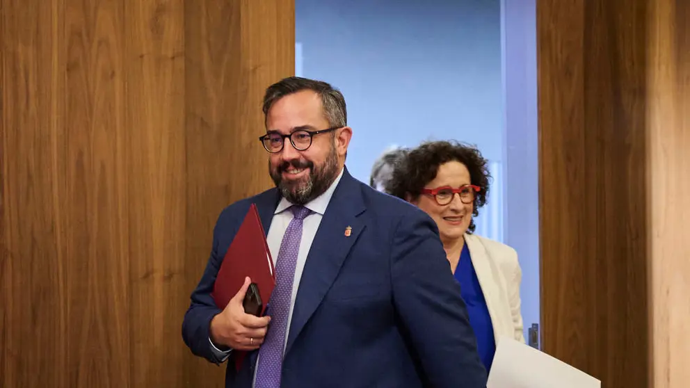 Javier Rem&iacute;rez, vicepresidente primero y consejero de Presidencia e Igualdad, y Maricarmen Maeztu, consejera de Derechos Sociales, Econom&iacute;a Social y Empleo, comparecen tras la sesi&oacute;n de Gobierno. PABLO LASAOSA