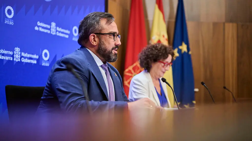 Javier Rem&iacute;rez, vicepresidente primero y consejero de Presidencia e Igualdad, y Maricarmen Maeztu, consejera de Derechos Sociales, Econom&iacute;a Social y Empleo, comparecen tras la sesi&oacute;n de Gobierno. PABLO LASAOSA