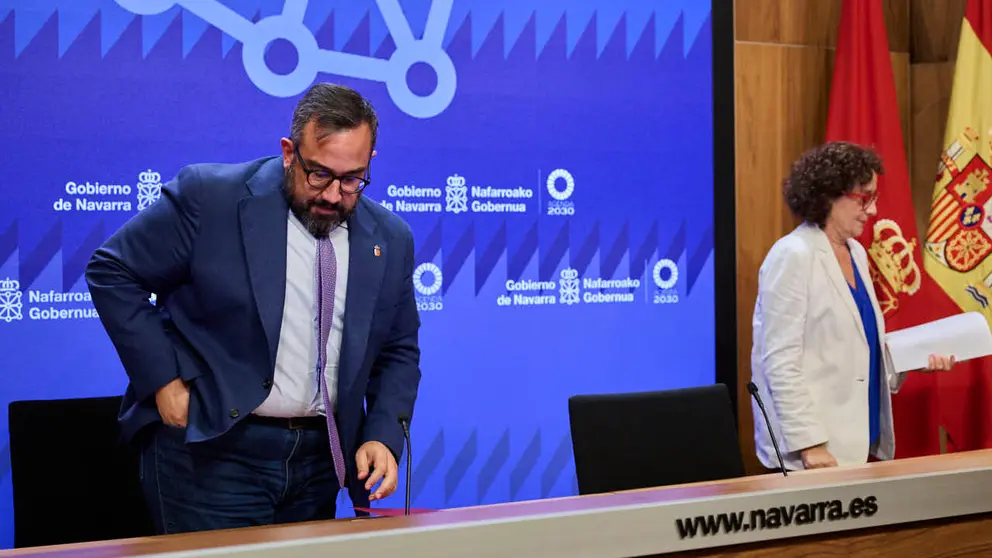 Javier Rem&iacute;rez, vicepresidente primero y consejero de Presidencia e Igualdad, y Maricarmen Maeztu, consejera de Derechos Sociales, Econom&iacute;a Social y Empleo, en una imagen de archivo. PABLO LASAOSA
