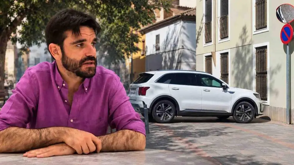 Larrarte, junto a una imagen de su coche aparcado en un lugar prohibido de Tudela.