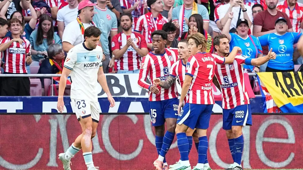 Los jugadores rojibkancos celebran uno de sus goles ante Abel Bretones. Foto Europa Press.