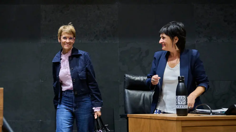 Mar&iacute;a Chivite, presidenta del Gobierno de Navarra, junto a Laura Aznal, de EH Bildu, durante el pleno del Parlamento de Navarra. PABLO LASAOSA