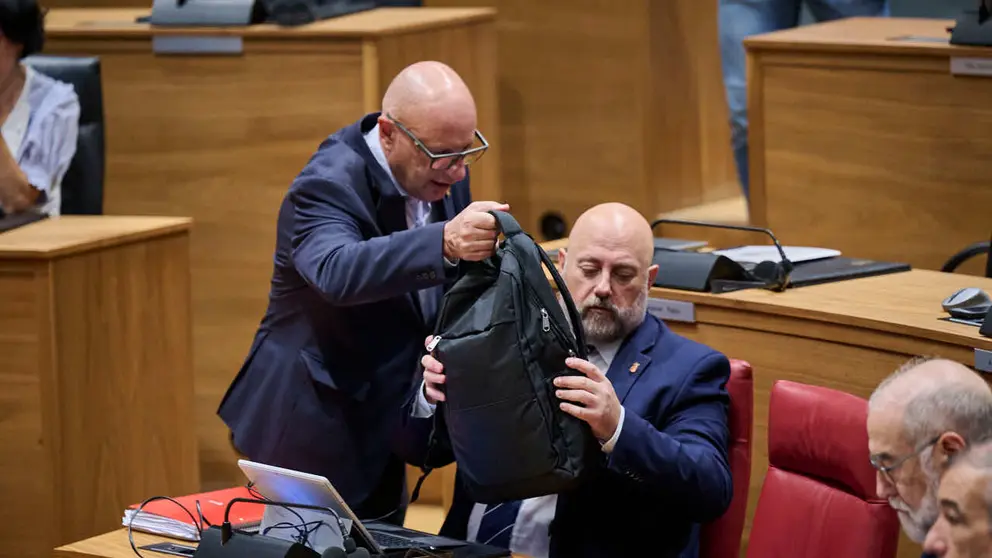 Jos&eacute; Luis Arasti, consejero de Econom&iacute;a y Hacienda, y Carlos Gimeno, consejero de Educaci&oacute;n, durante el pleno del Parlamento de Navarra. PABLO LASAOSA