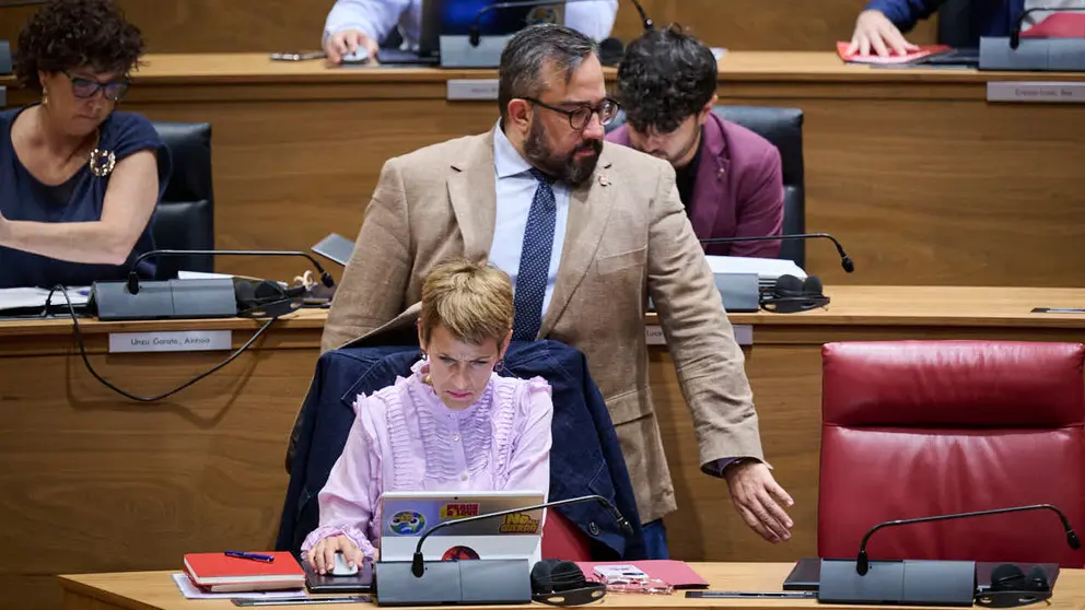 Mar&iacute;a Chivite, presidenta del Gobierno de Navarra, junto a Javier Rem&iacute;rez, vicepresidente primero y consejero de Presidencia e Igualdad, durante el pleno del Parlamento de Navarra. PABLO LASAOSA