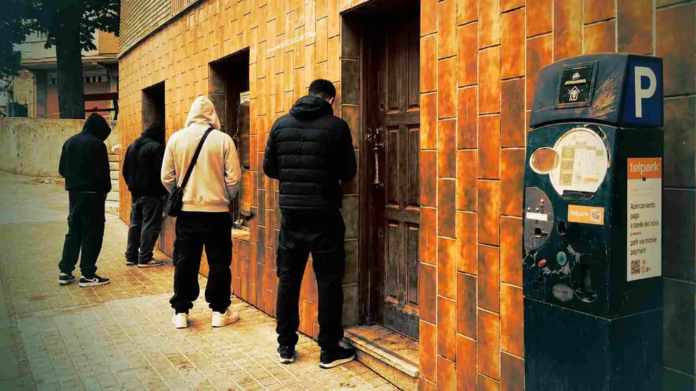 Marroqu&iacute;s ante el local ocupado en Pamplona. Navarra.com