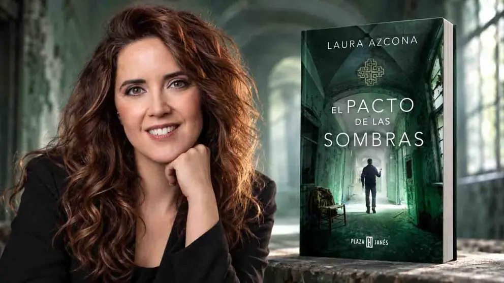 Laura Azcona, junto a su nueva novela.