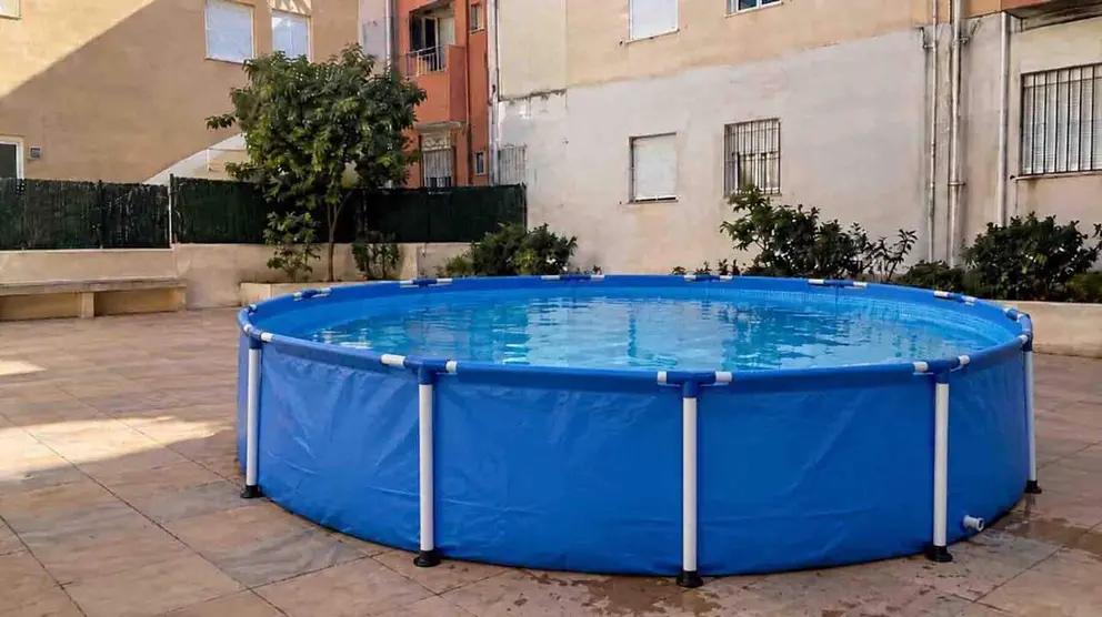 Una piscina, en una zona vecinal.