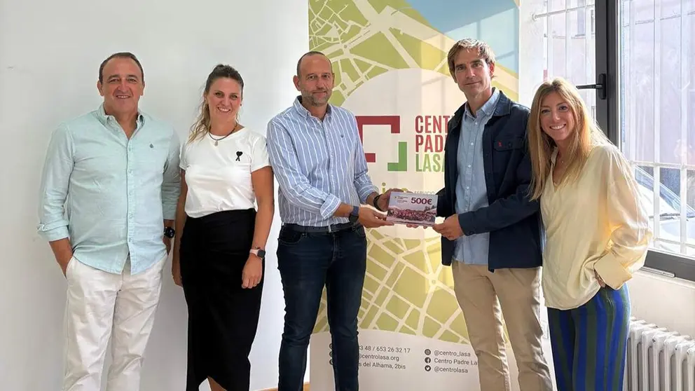 Entrega del cheque de la donaci&oacute;n al Centro Padre Lasa. CEDIDA