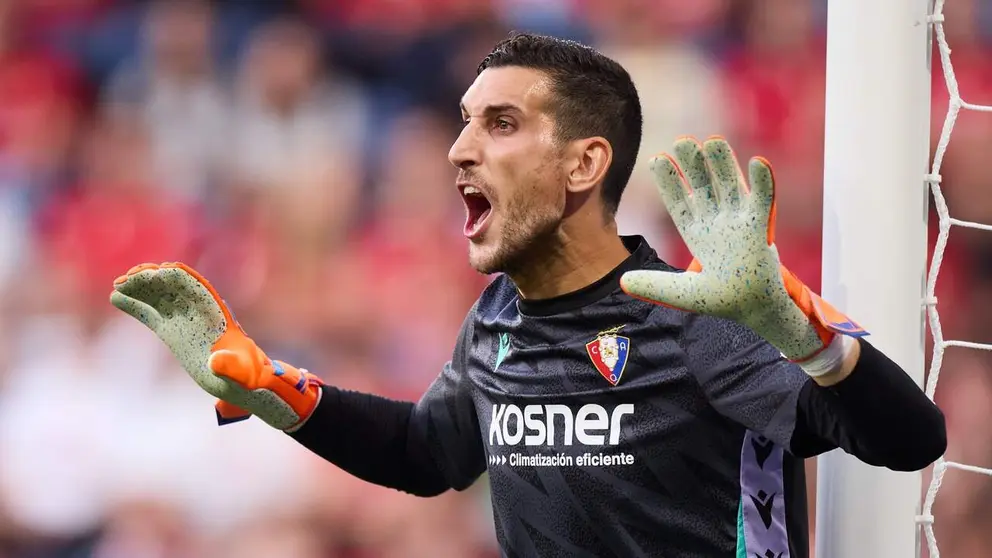 El portero de Osasuna Sergio Herrera gesticula junto a su porter&iacute;a de Osasuna. Foto Europa Press.