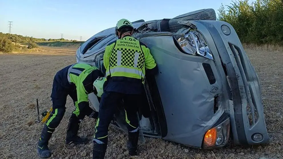 Coche accidentado en Olite. BOMBEROS DE NAVARA