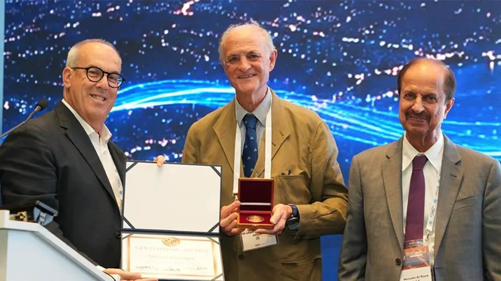 El Dr. Manuel Manrique durante la entrega de la Medalla de Oro de IFOS. CL&Iacute;NICA UNIVERSIDAD DE NAVARRA