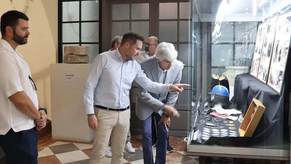 El alcalde de Tudela, Alejandro Toquero, en la exposici&oacute;n de la Polic&iacute;a Local. AYUNTAMIENTO DE TUDELA