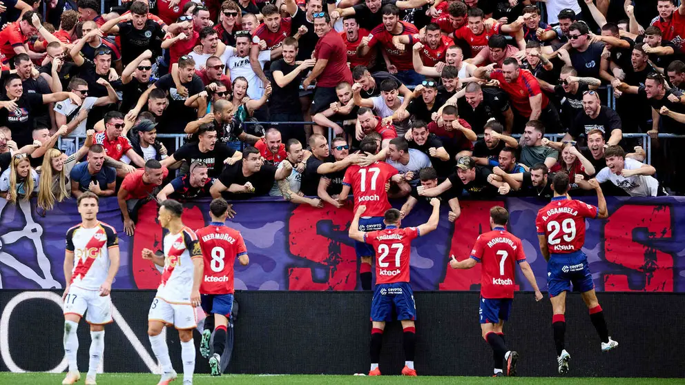 Iker Mu&ntilde;oz (8. OSA), Ante Budimir (17. OSA), I&ntilde;igo Arguibide (27. OSA), Jon Moncayola (7. OSA) y Asier Osambela (29. OSA) celebran el gol de Ante Budimir (17. OSA) (1-0) durante el partido de f&uacute;tbol de LaLiga EA Sports entre CA Osasuna y Rayo Vallecano disputado en el estadio El Sadar de Pamplona En la imagen tambi&eacute;n aparecen Adri&agrave; Pedrosa (17. RAY) y &Aacute;lvaro Garc&iacute;a (18. RAY). I&Ntilde;IGO ALZUGARAY
