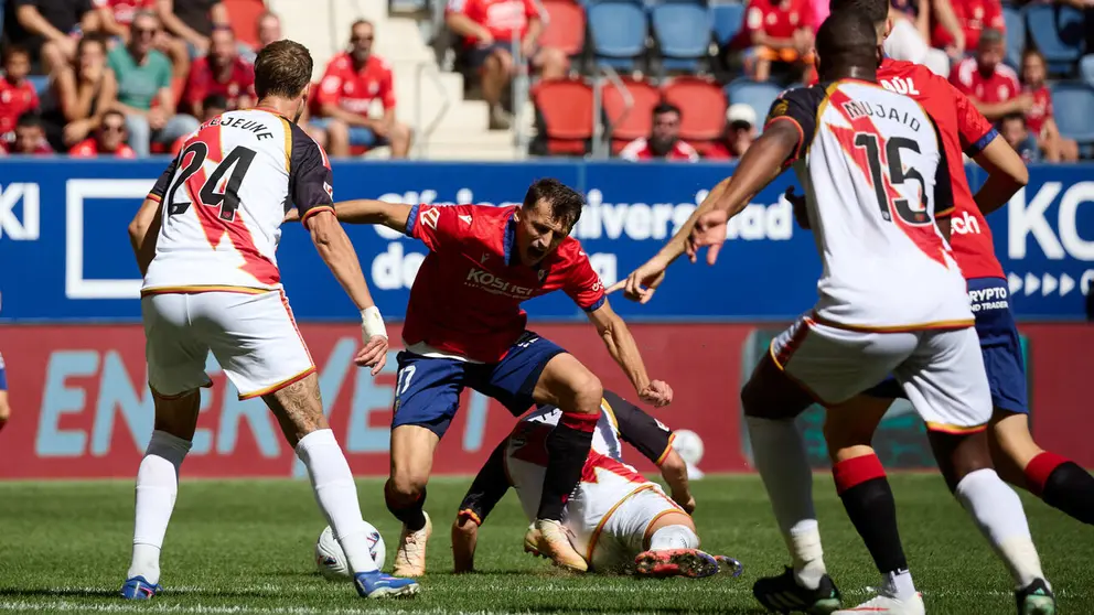 Unai L&oacute;pez (8. RAY) (Dcha) realiza una entrada a Ante Budimir (17. OSA) (Izda) durante el partido de f&uacute;tbol de LaLiga EA Sports entre CA Osasuna y Rayo Vallecano disputado en el estadio El Sadar de Pamplona En la imagen tambi&eacute;n aparecen Florian Lejeune (24. RAY) (Izda), Mujaid Sadick (15. RAY) y Ra&uacute;l Garc&iacute;a (9. OSA) (Dcha). I&Ntilde;IGO ALZUGARAY