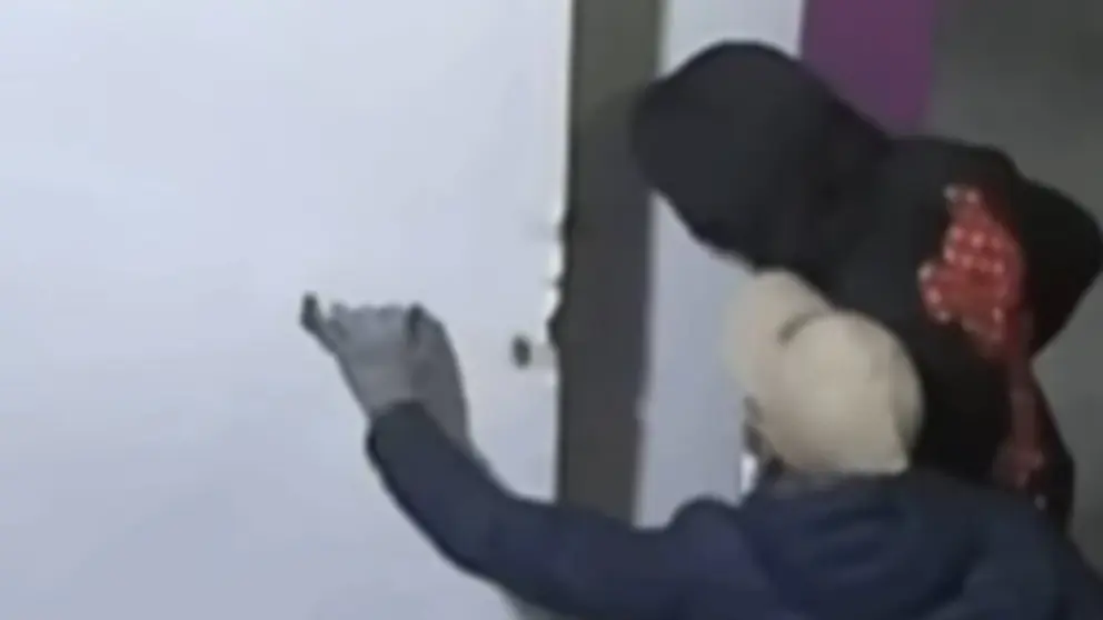 Imagen captada de los detenidos cuando acced&iacute;an a la gasolinera. POLIC&Iacute;A MUNICIPAL DE PAMPLONA