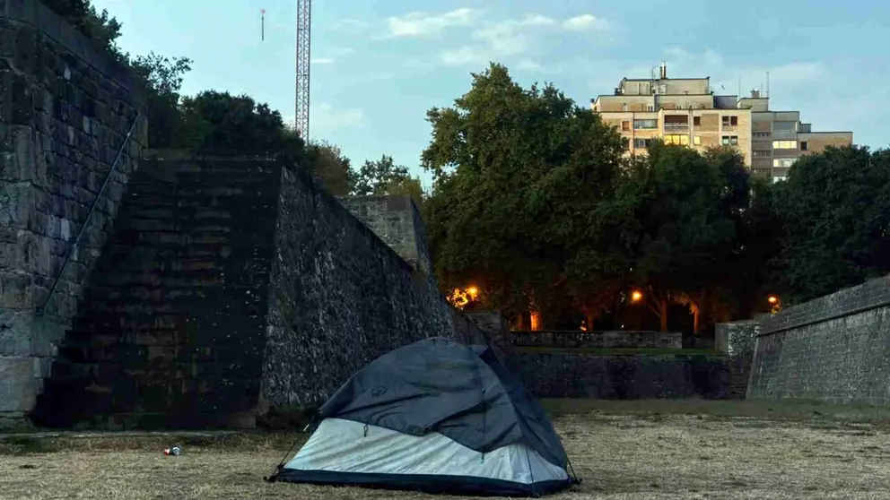 Una tienda de campa&ntilde;a en los foso de la Ciudadela de Pamplona. NAVARRA.COM