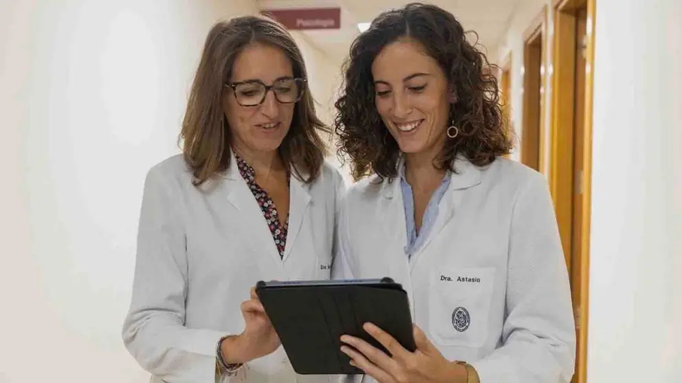 La Dra. Raquel Mart&iacute;n Lanas y la Dra. Mar&iacute;a Astasio en el Departamento de Psiquiatr&iacute;a y Psicolog&iacute;a Cl&iacute;nica de la Cl&iacute;nica Universidad de Navarra.