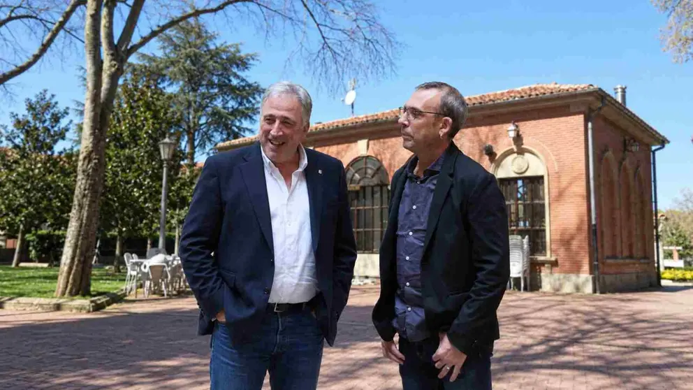 Fotomontaje de Joseba Asiron y el concejal de Seguridad Ciudadana, Endika Alonso, sobre una imagen del bar de la Media Luna.