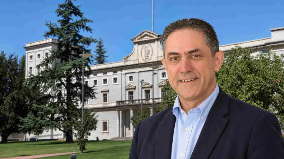 Jack Valero, autor de &ldquo;El Opus Dei sin filtros&rdquo;, ante el edificio central de la Universidad de Navarra.
