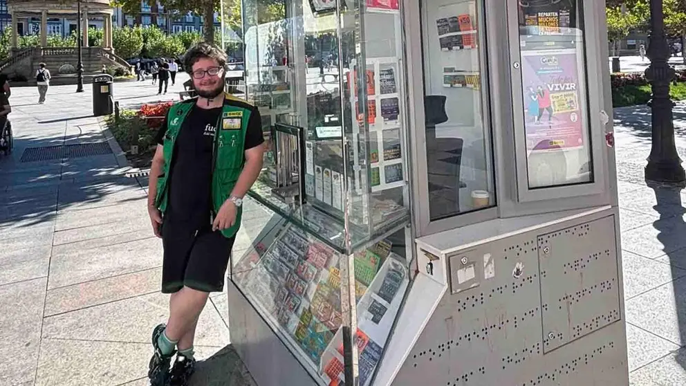 Aritz Gurbindo, junto al kiosko de la ONCE en la plaza del Castillo.