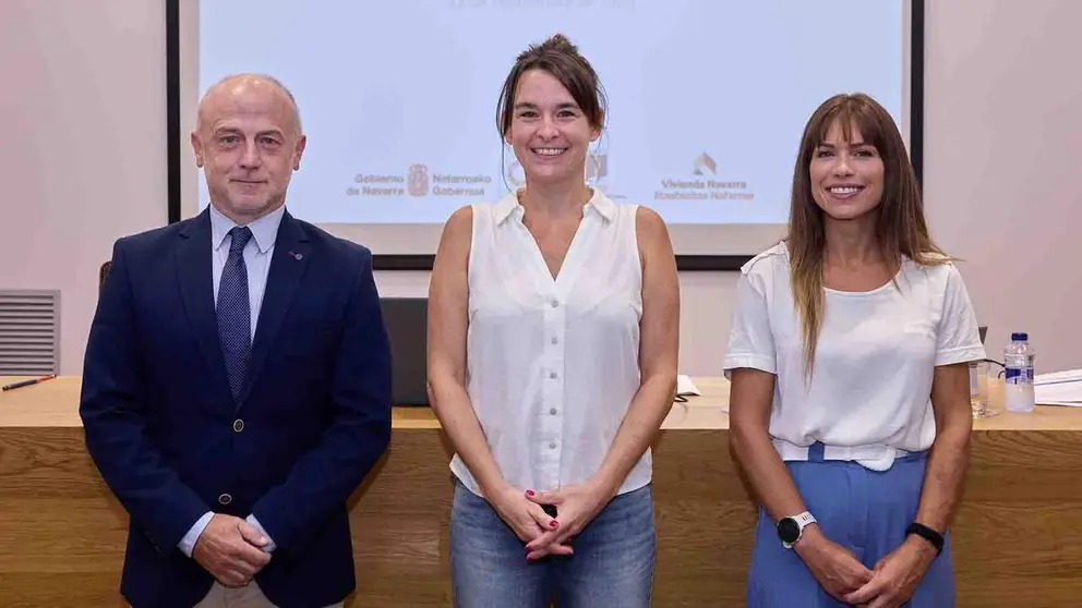 Alfredo Aldaba; la vicepresidenta tercera y consejera de Vivienda, Juventud y Pol&iacute;ticas Migratorias, Bego&ntilde;a Alfaro, y la directora general de Vivienda, Elga Molina.