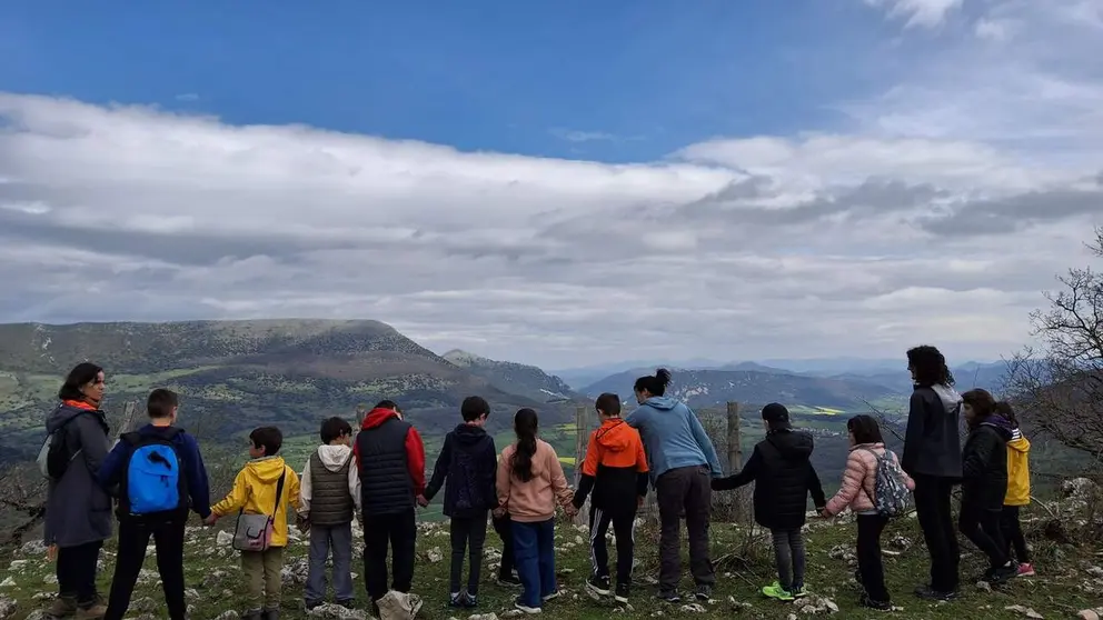 Ni&ntilde;os participando en la iniciativa 'Ba&ntilde;os de bosque'. CEDIDA
