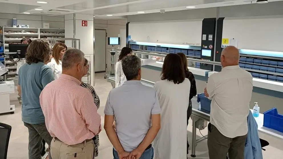 Visita a las nuevas instalaciones de la Farmacia del Hospital Reina Sof&iacute;a de Tudela. PARLAMENTO DE NAVARRA
