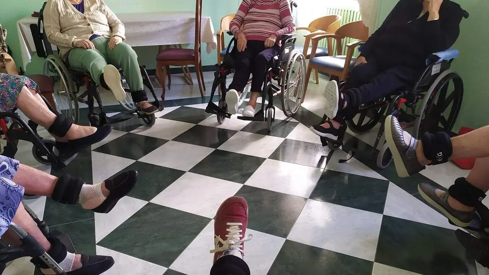 Personas mayores participando en el programa ACERCAR, del Colegio de M&eacute;dicos de Navarra. CEDIDA