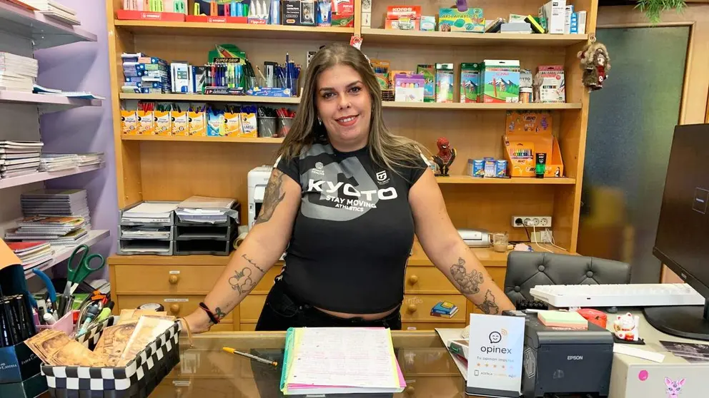 Malena Bonafau S&aacute;nchez en su librer&iacute;a de Bara&ntilde;&aacute;in. Navarra.com
