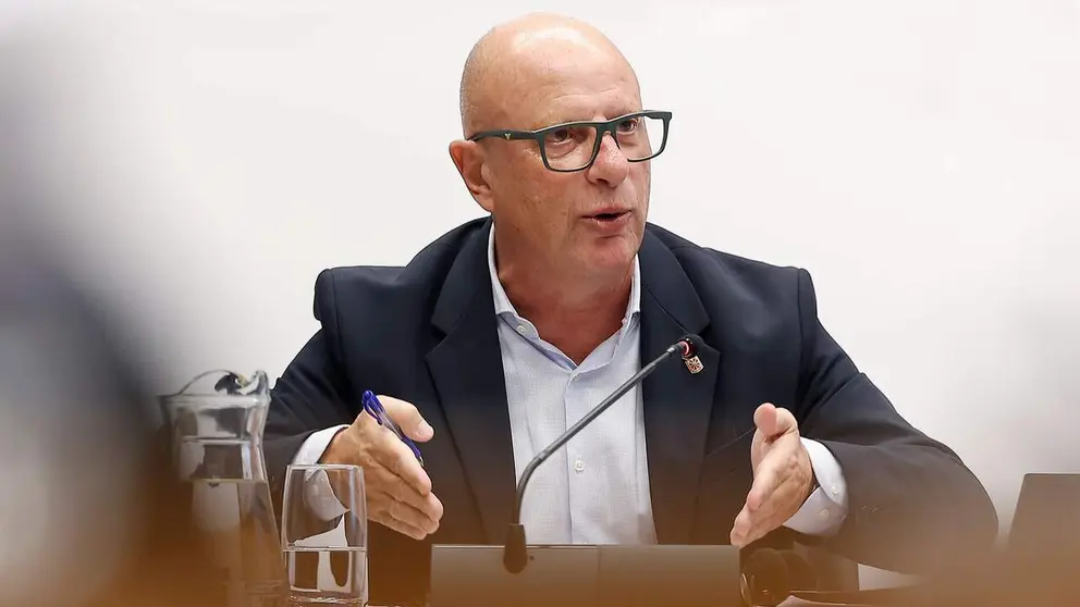 El consejero de Educaci&oacute;n del Gobierno de Navarra, Carlos Gimeno, ha comparecido este mi&eacute;rcoles en comisi&oacute;n parlamentaria para informar sobre el Estudio PISA 2025. EFE/Villar L&oacute;pez/ ARCHIVO