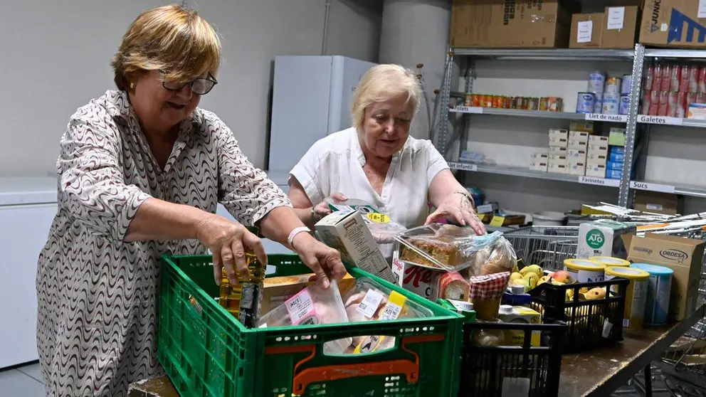Dos mujeres organizan los alimentos. CEDIDA