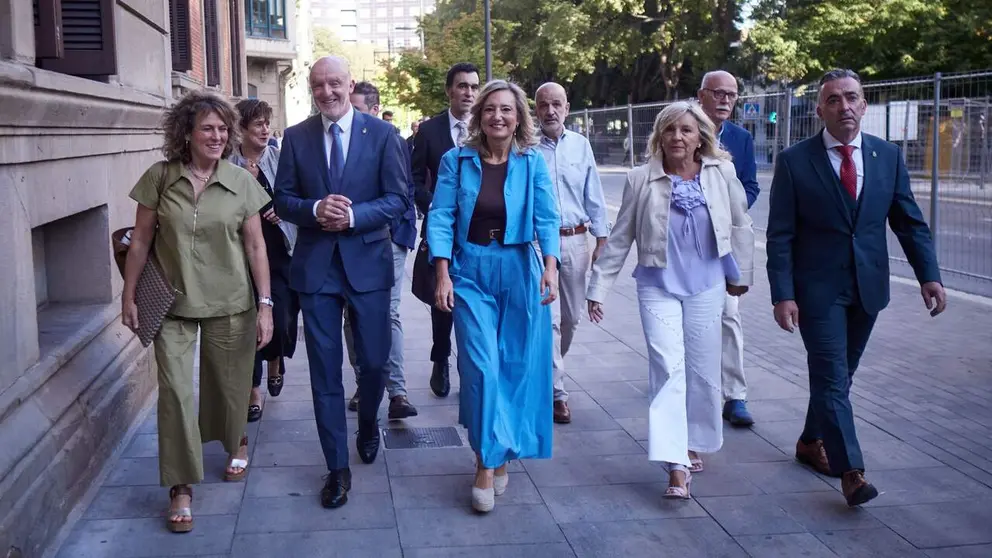 El portavoz de UPN en el Parlamento de Navarra, Javier Esparza, llega con la presidenta del partido, Cristina Ibarrola, y otros representantes de la formaci&oacute;n al Debate sobre el Estado de la Comunidad. EDUARDO SANZ / EUROPA PRESS
