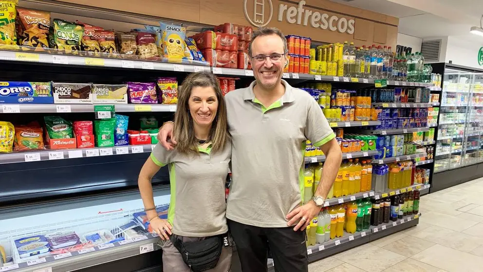 Ana y C&eacute;sar, la pareja due&ntilde;a del supermercado Covir&aacute;n en Lumbier. Navarra.com