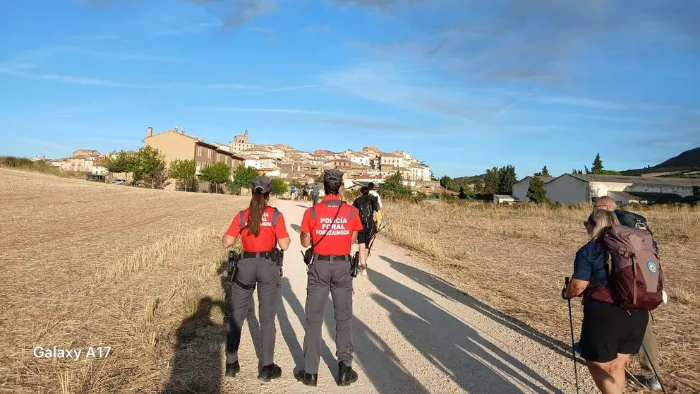 Dos agentes de Polic&iacute;a Foral en el operativo del Camino de Santiago. CEDIDA