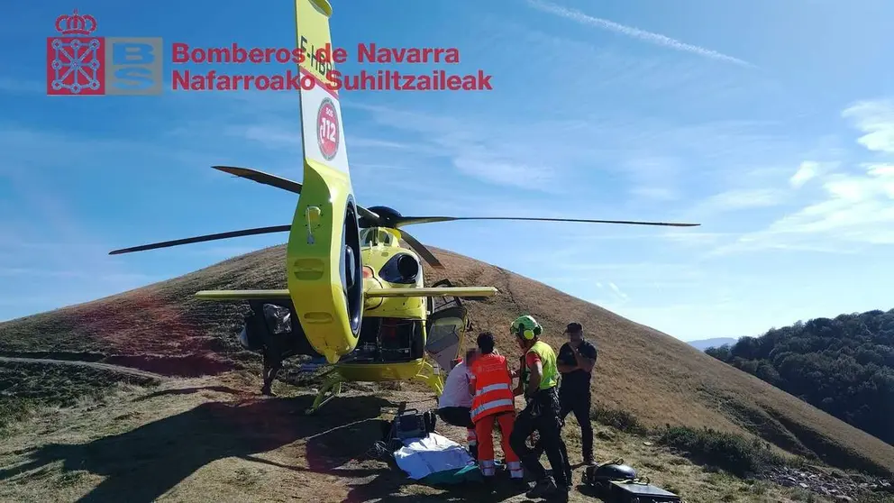 Imagen del rescate en helic&oacute;ptero en Ester&iacute;bar. BOMBEROS DE NAVARRA
