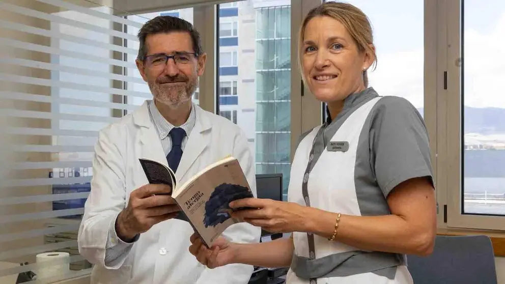 El Dr. Gabriel Gastaminza y Maite Urtasun, director y enfermera del Departamento de Alergolog&iacute;a e Inmunolog&iacute;a Cl&iacute;nica.