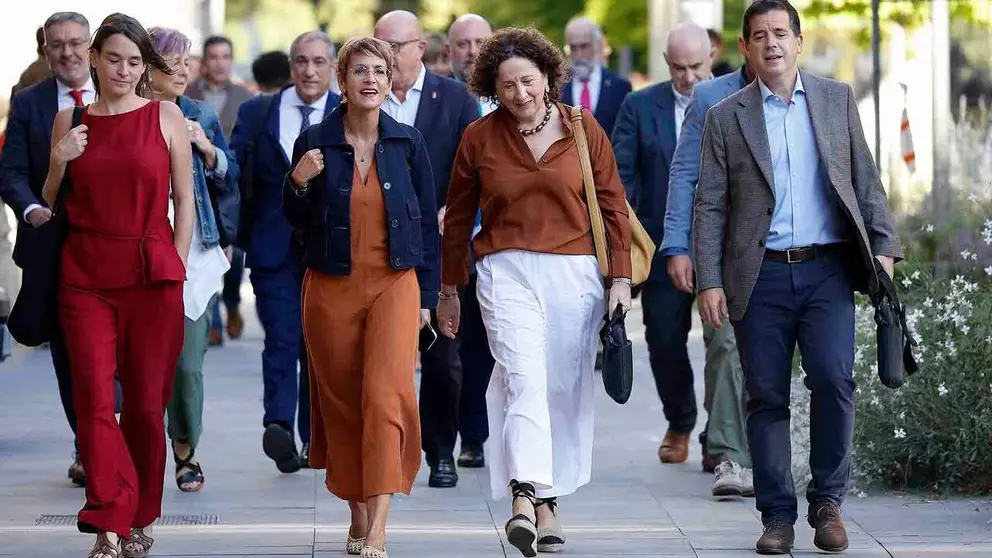 La presidenta de Navarra, Mar&iacute;a Chivite (2i), acompa&ntilde;ada de varios miembros de su equipo de Gobierno, a su llegada este jueves al &uacute;ltimo Debate de pol&iacute;tica general sobre el Estado de la Comunidad Foral correspondiente a la XI Legislatura. EFE/Villar L&oacute;pez