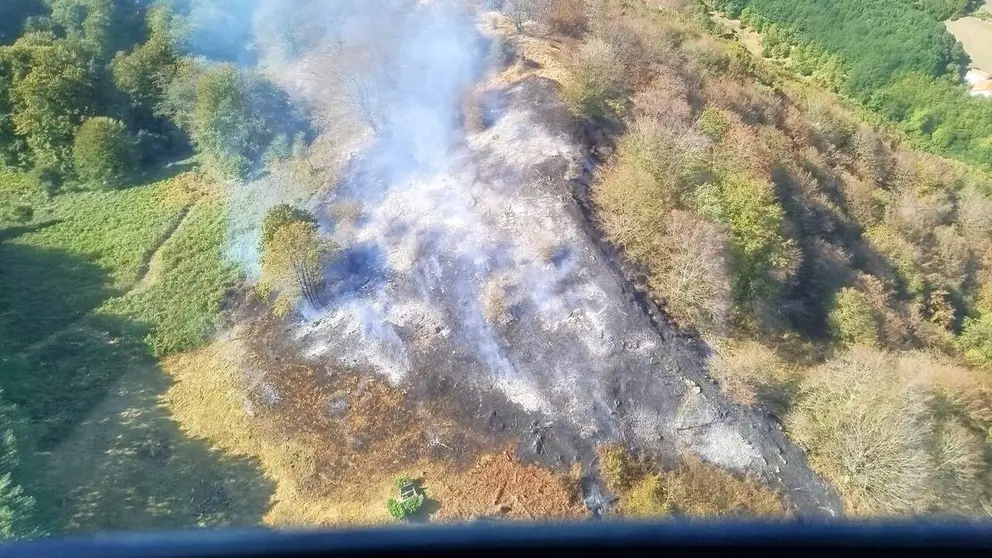Vista a&eacute;rea del incendio en Olazagut&iacute;a. BOMBEROS DE NAVARRA
