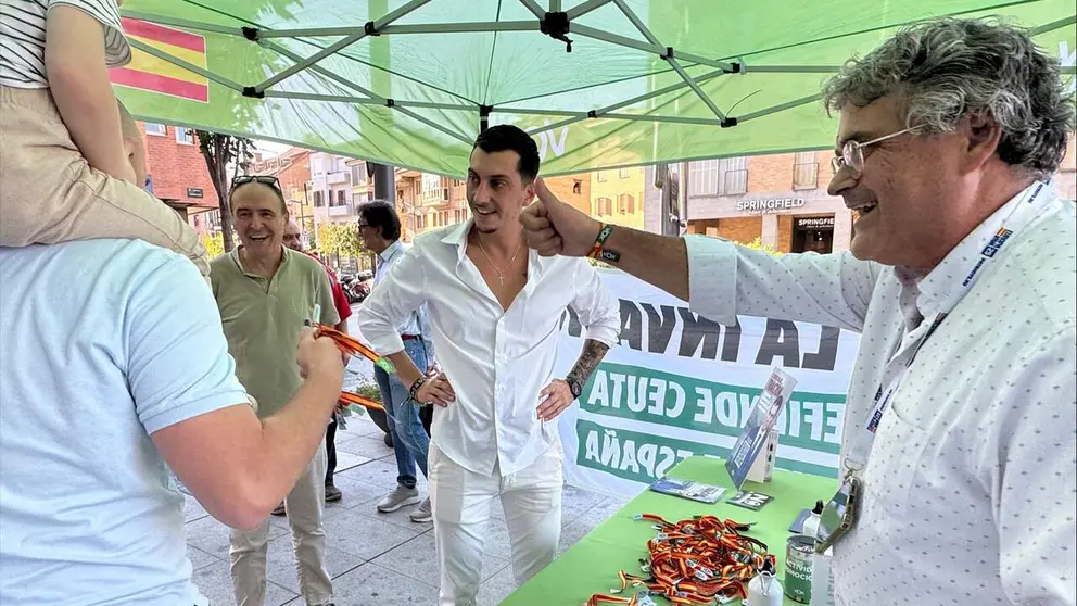 &Oacute;scar T&eacute;llez y Jos&eacute; Mar&iacute;a Garc&iacute;a Elorz saludan a simpatizantes en Tudela. CEDIDA